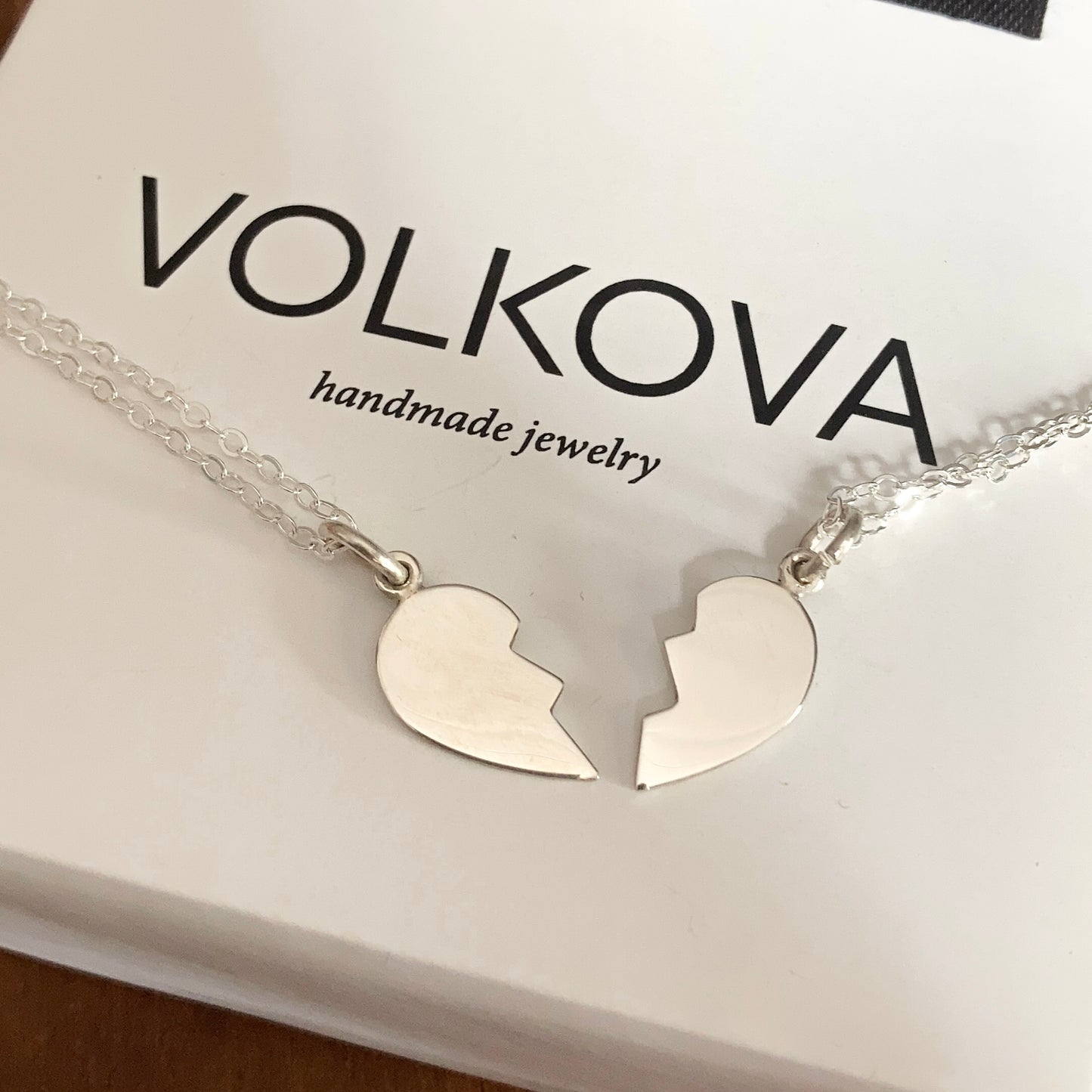 Dije corazón en mitades con letras a elección