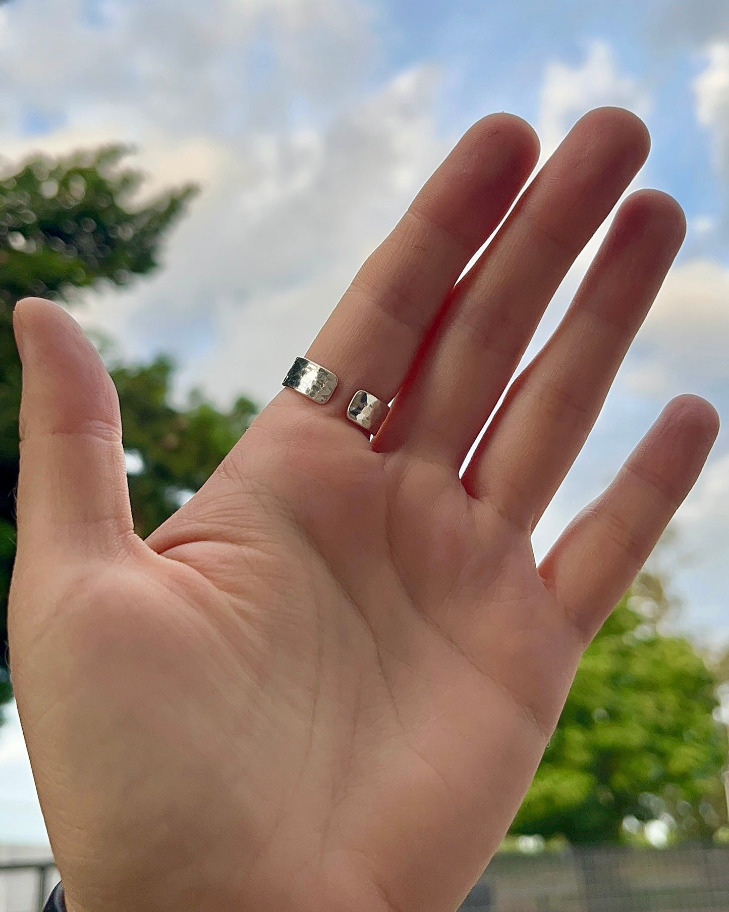 Anillo cinta martillado 0,6 cm