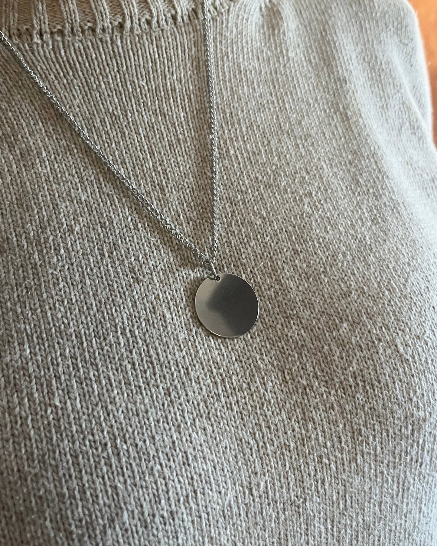Dije de acero grande con cadena