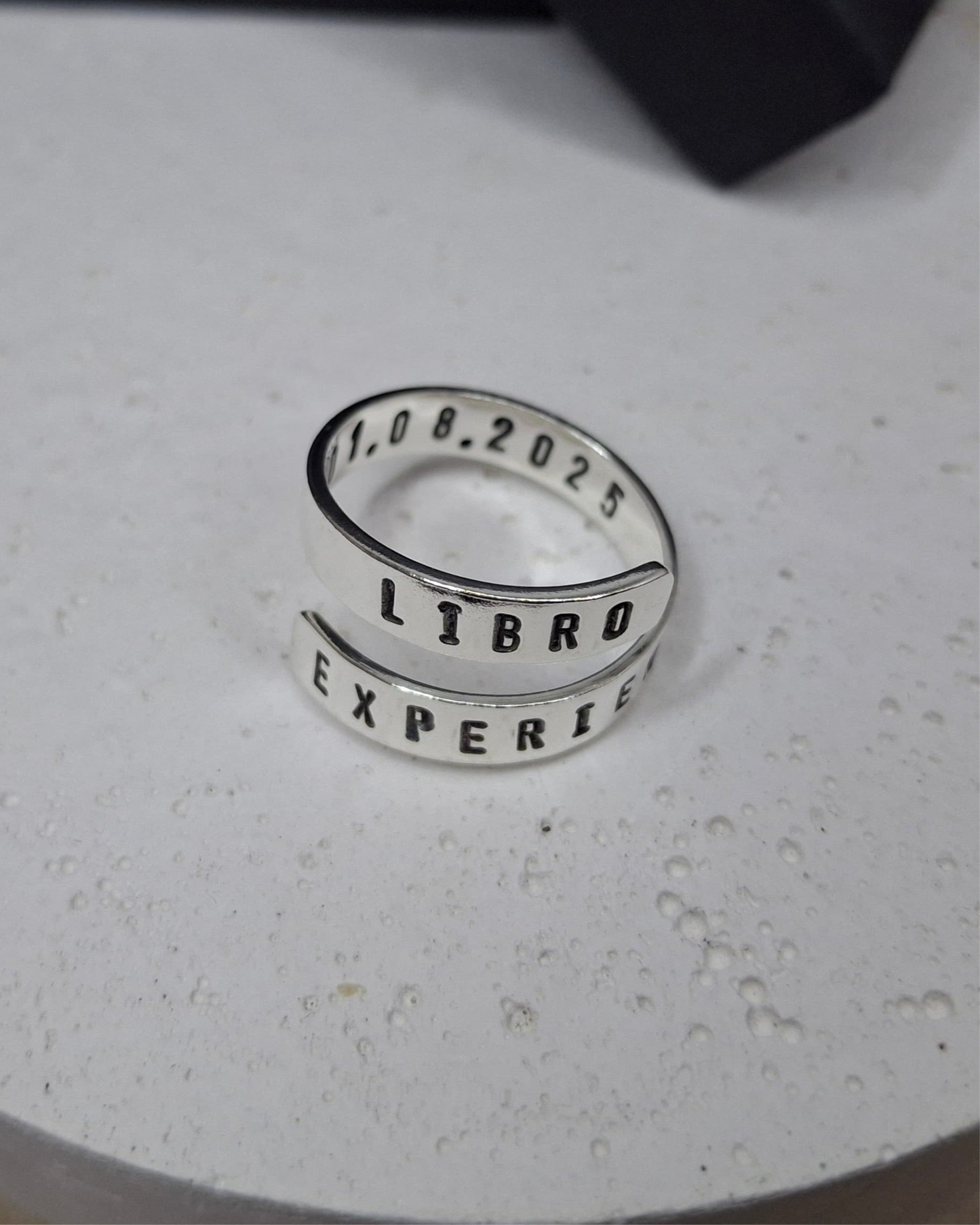 Anillo enrollado grabado