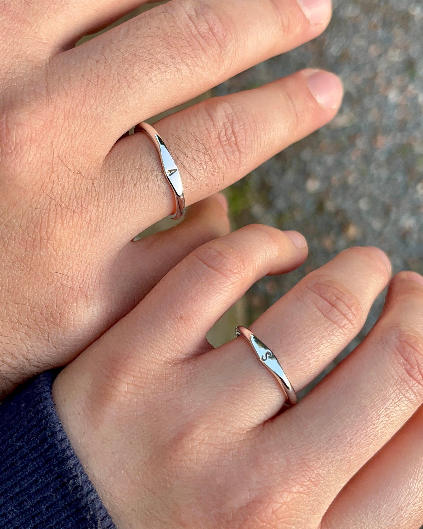 Anillo con inicial pequeña