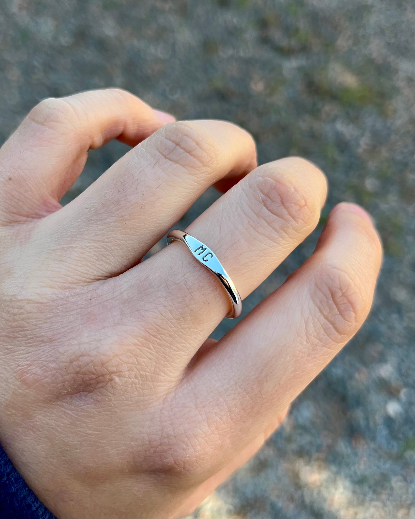 Anillo con inicial pequeña