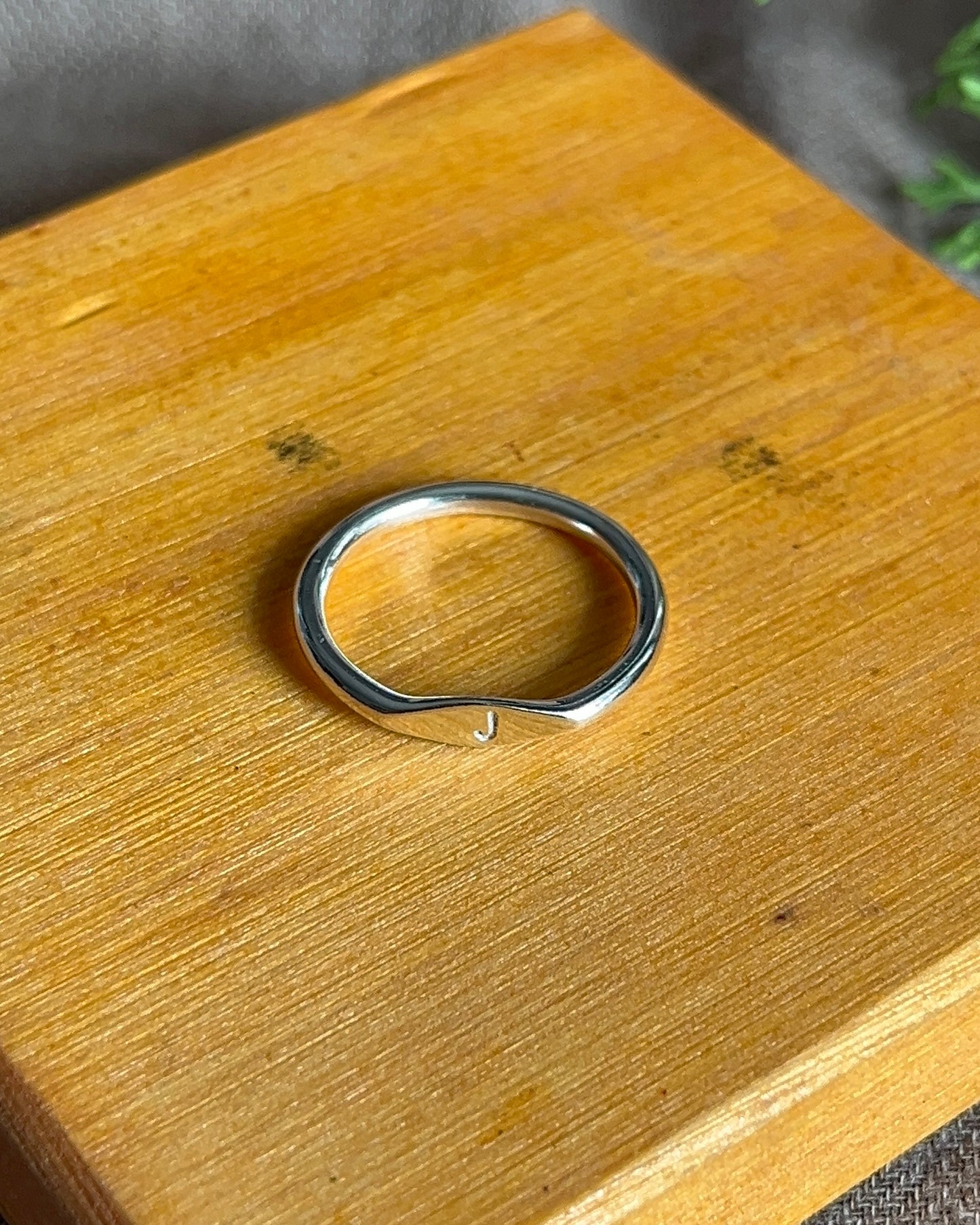 Anillo con inicial pequeña