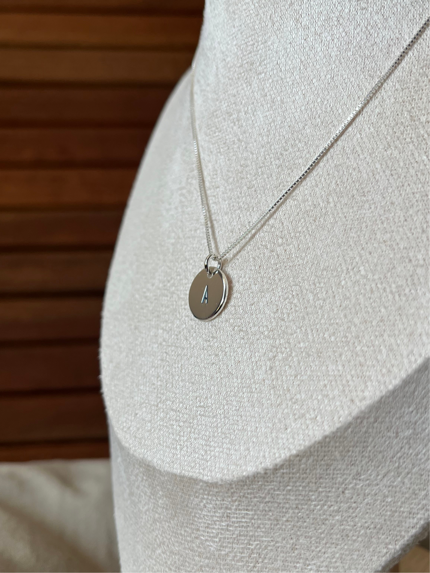 Dije clásico con inicial