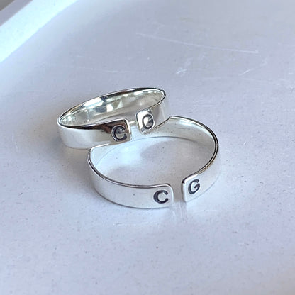 Anillo simple con iniciales en extremos