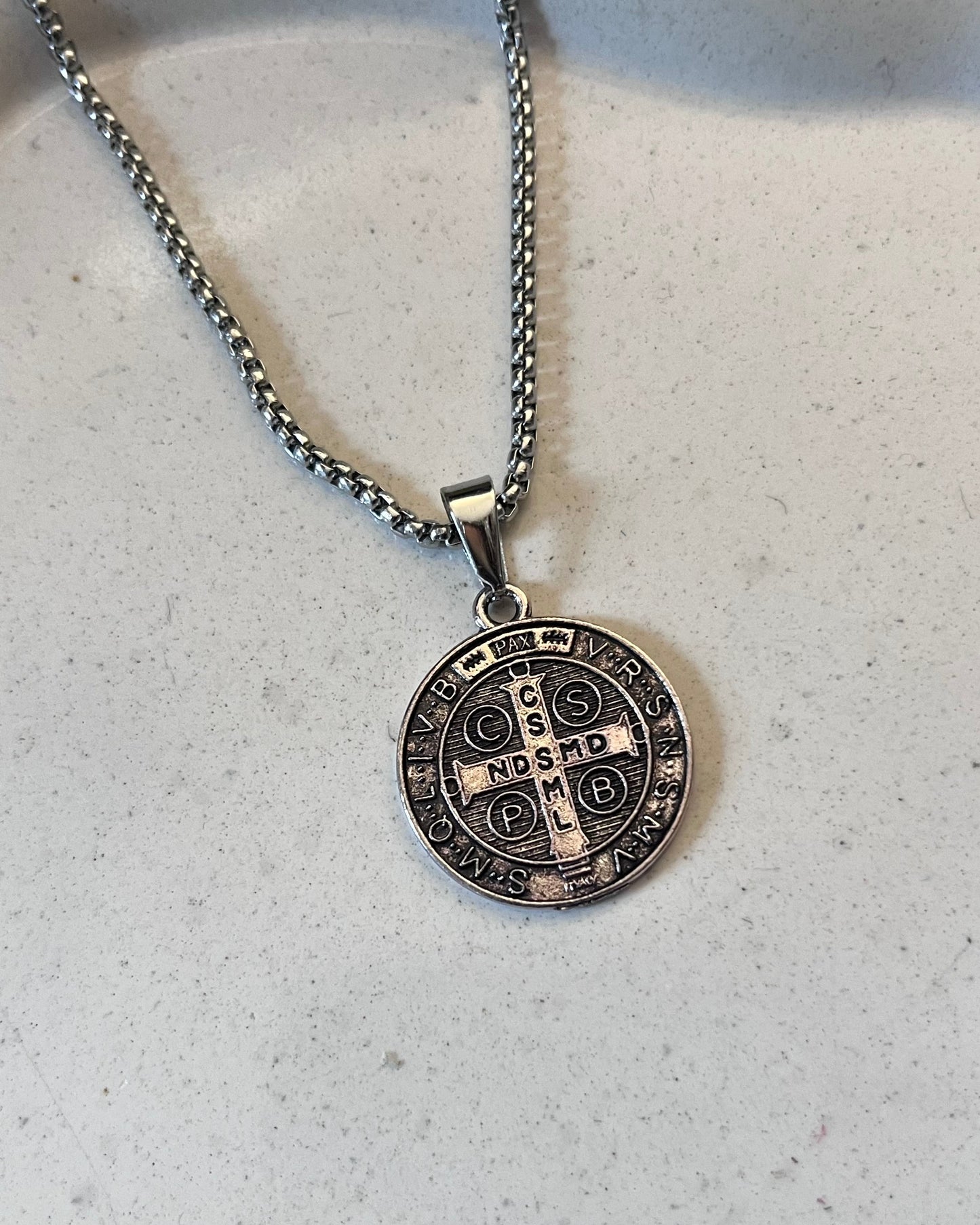 Dije San Benito de acero con cadena