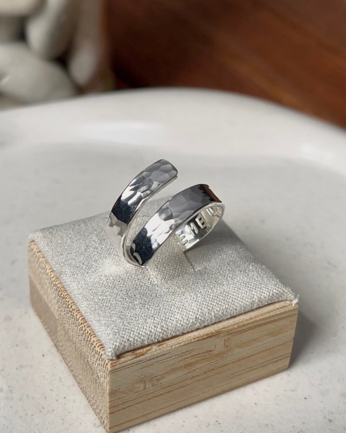 Anillo enrollado texturado grabado