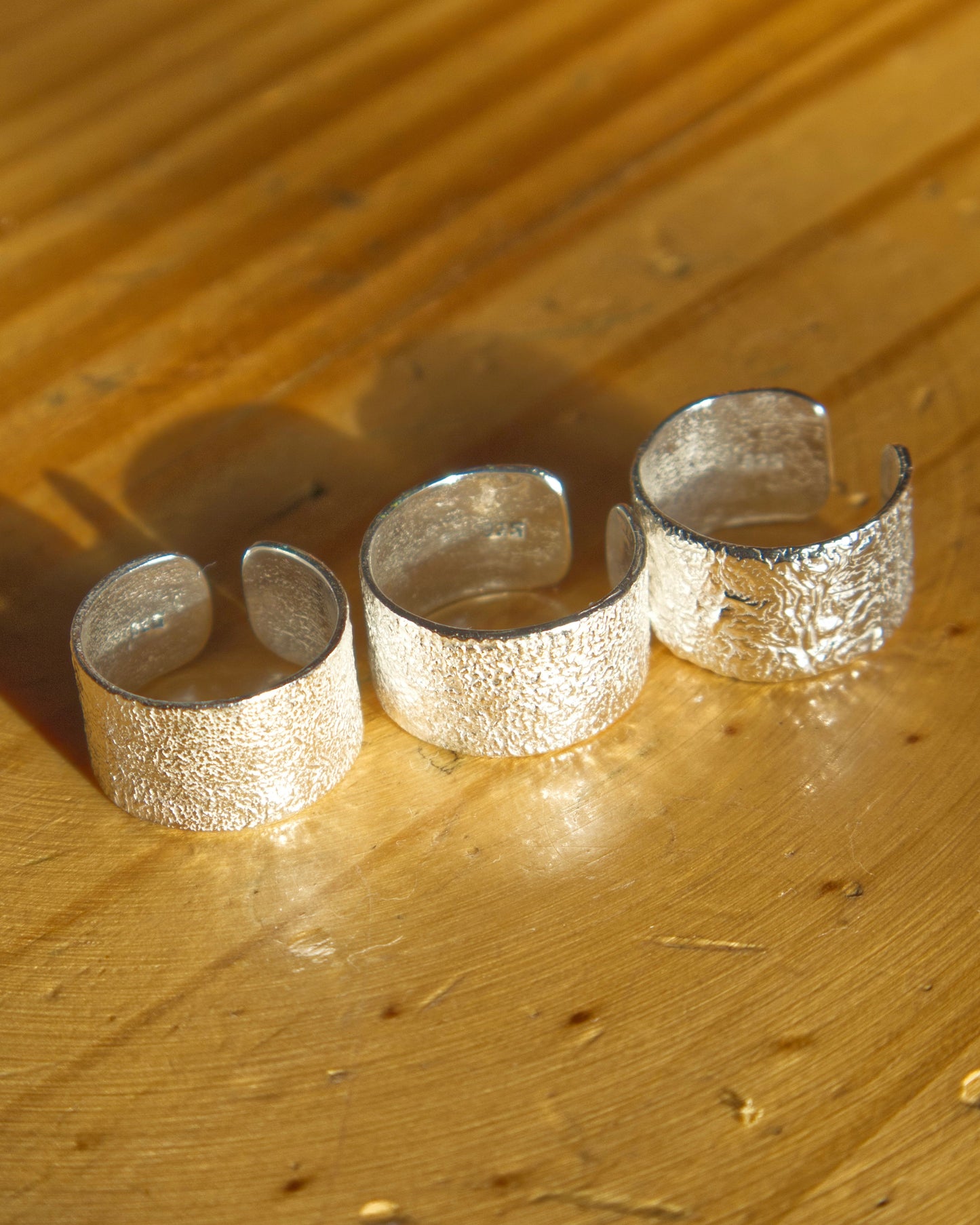 Anillo ancho reticulado