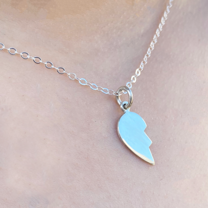 Dije corazón en mitades con letras a elección