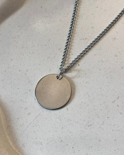 Dije de acero grande con cadena