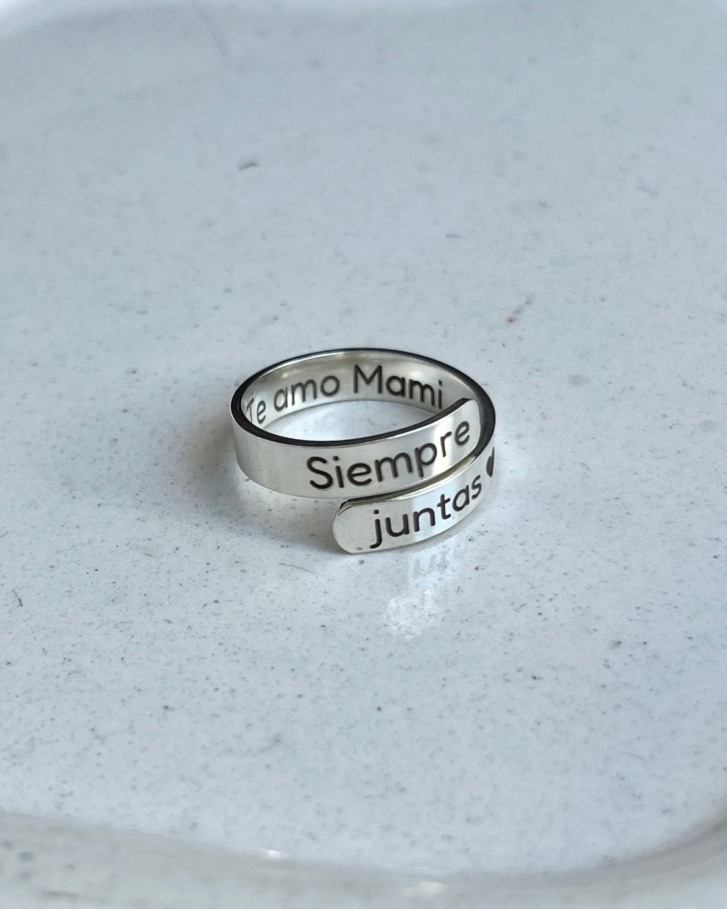Anillo enrollado grabado