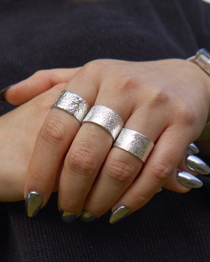 Anillo ancho reticulado