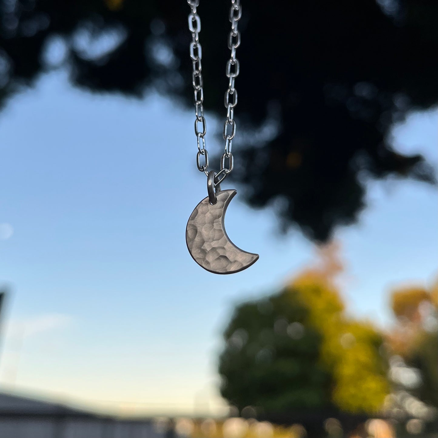 Dije luna martillado