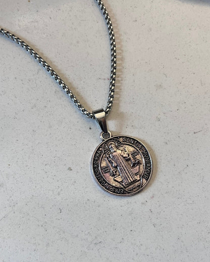 Dije San Benito de acero con cadena