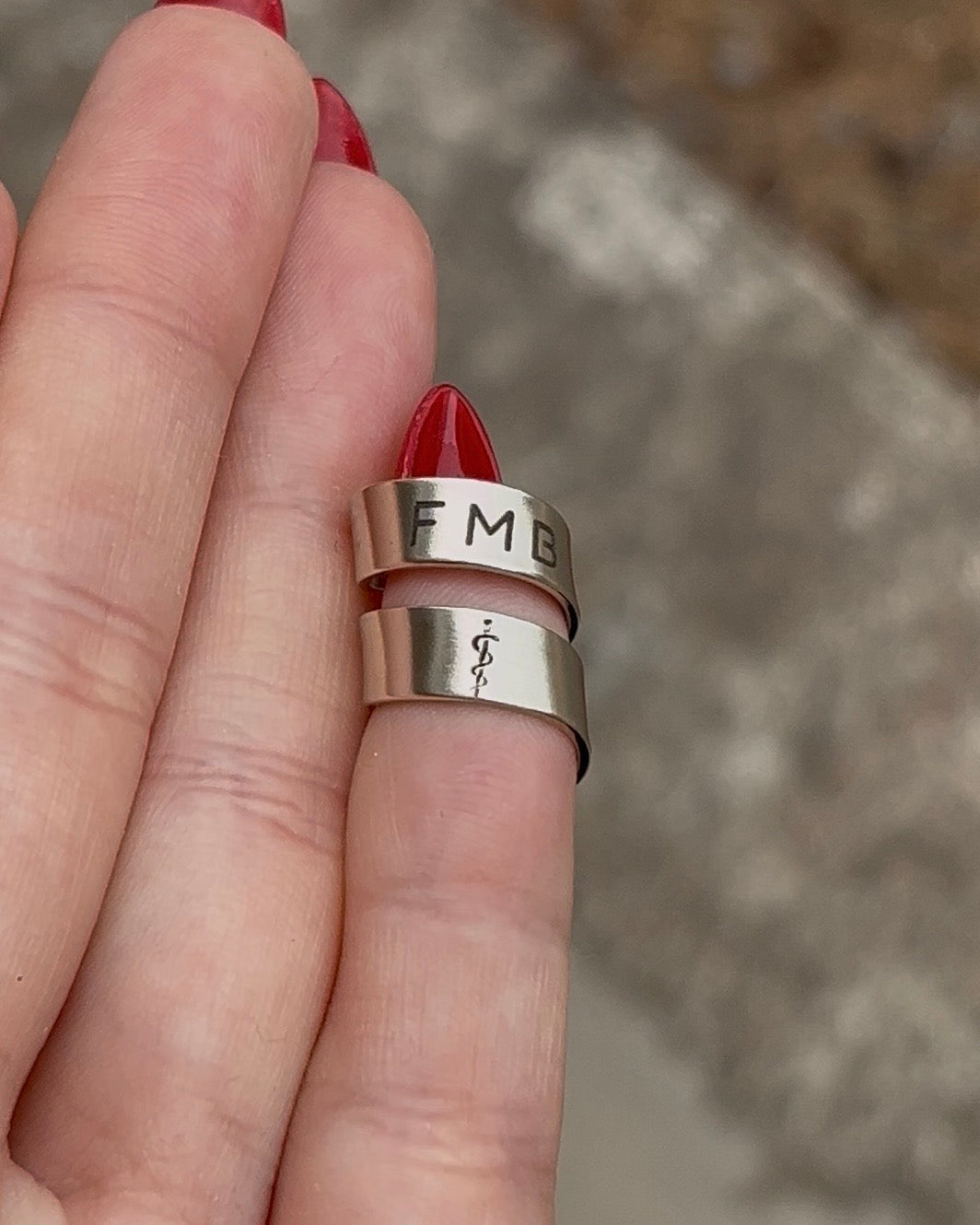 Anillo estetoscopio enrollado