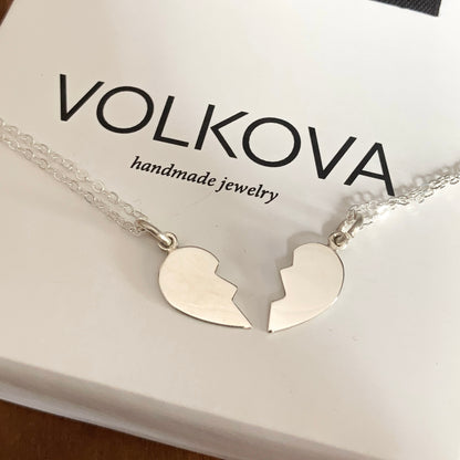 Dije corazón en mitades con letras a elección