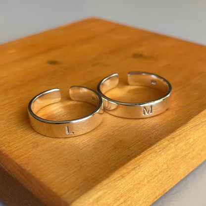 Anillo cinta con inicial