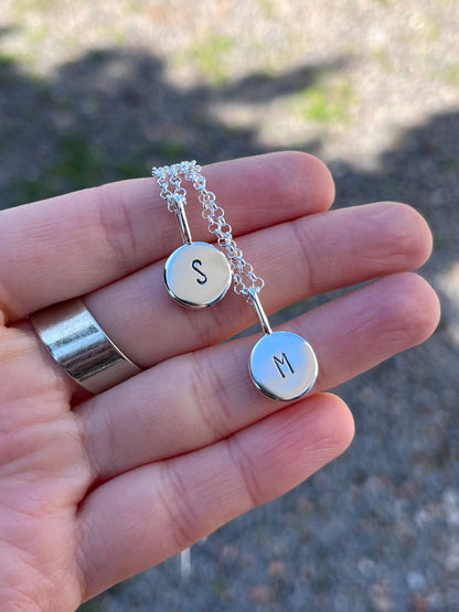 Dije reversible con inicial