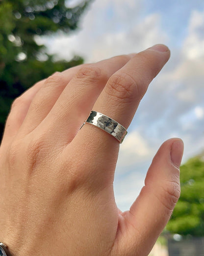 Anillo cinta martillado 0,6 cm