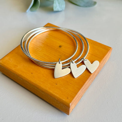 Esclava de alambre redondo con dije corazón mate