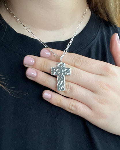 Dije cruz martillada