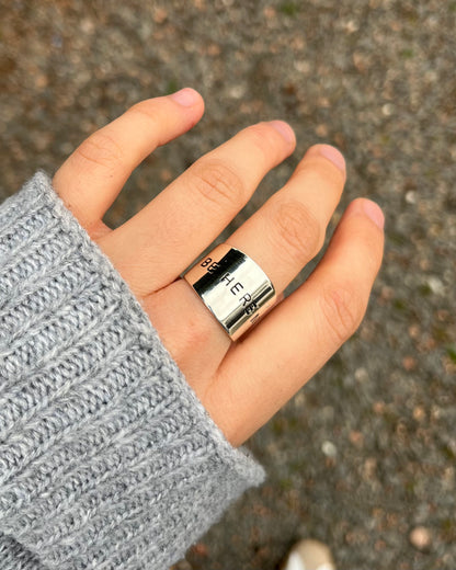 Anillo ancho grabado