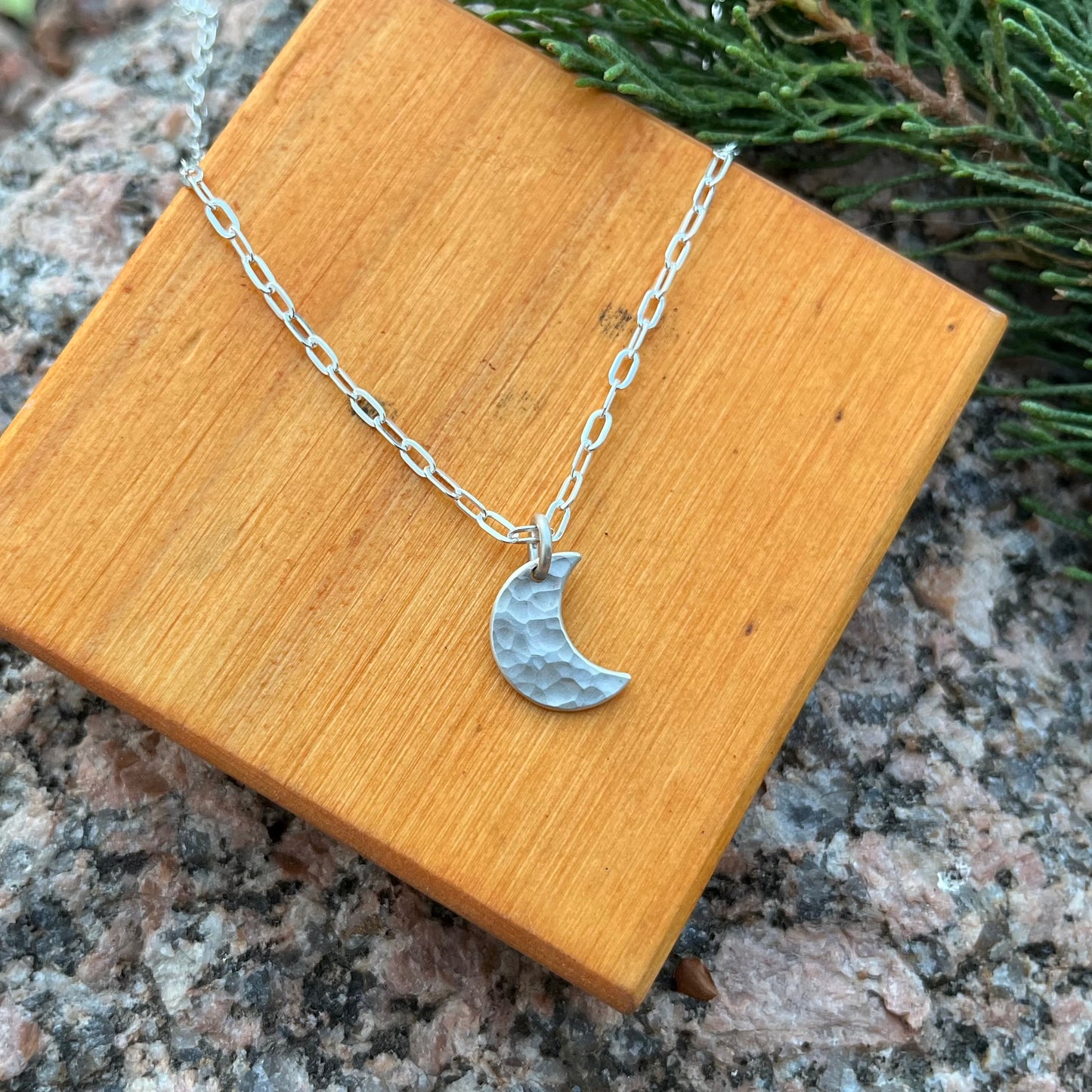 Dije luna martillado