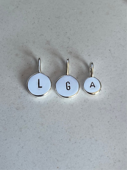 Dije reversible con inicial