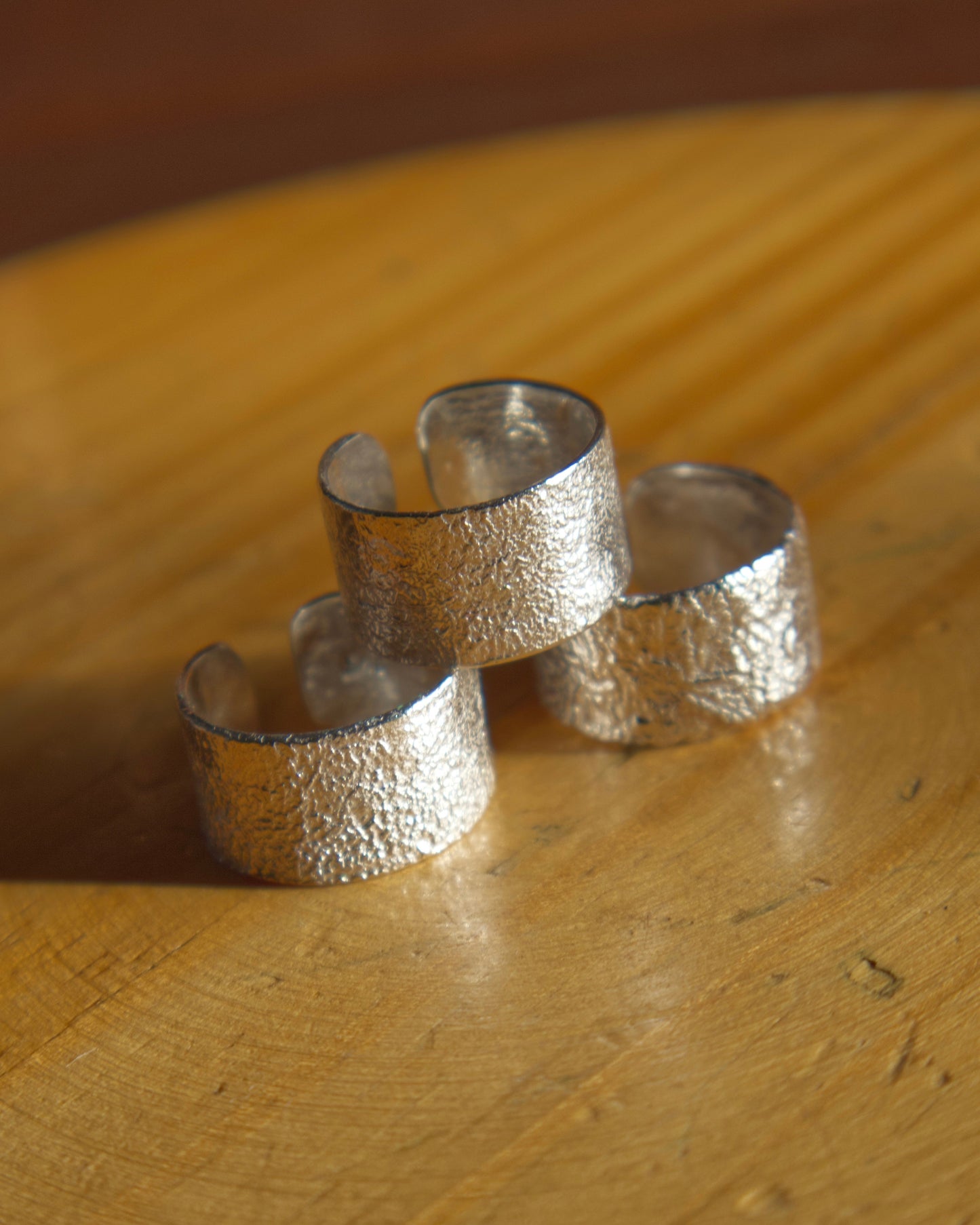 Anillo ancho reticulado