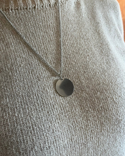 Dije de acero grande con cadena