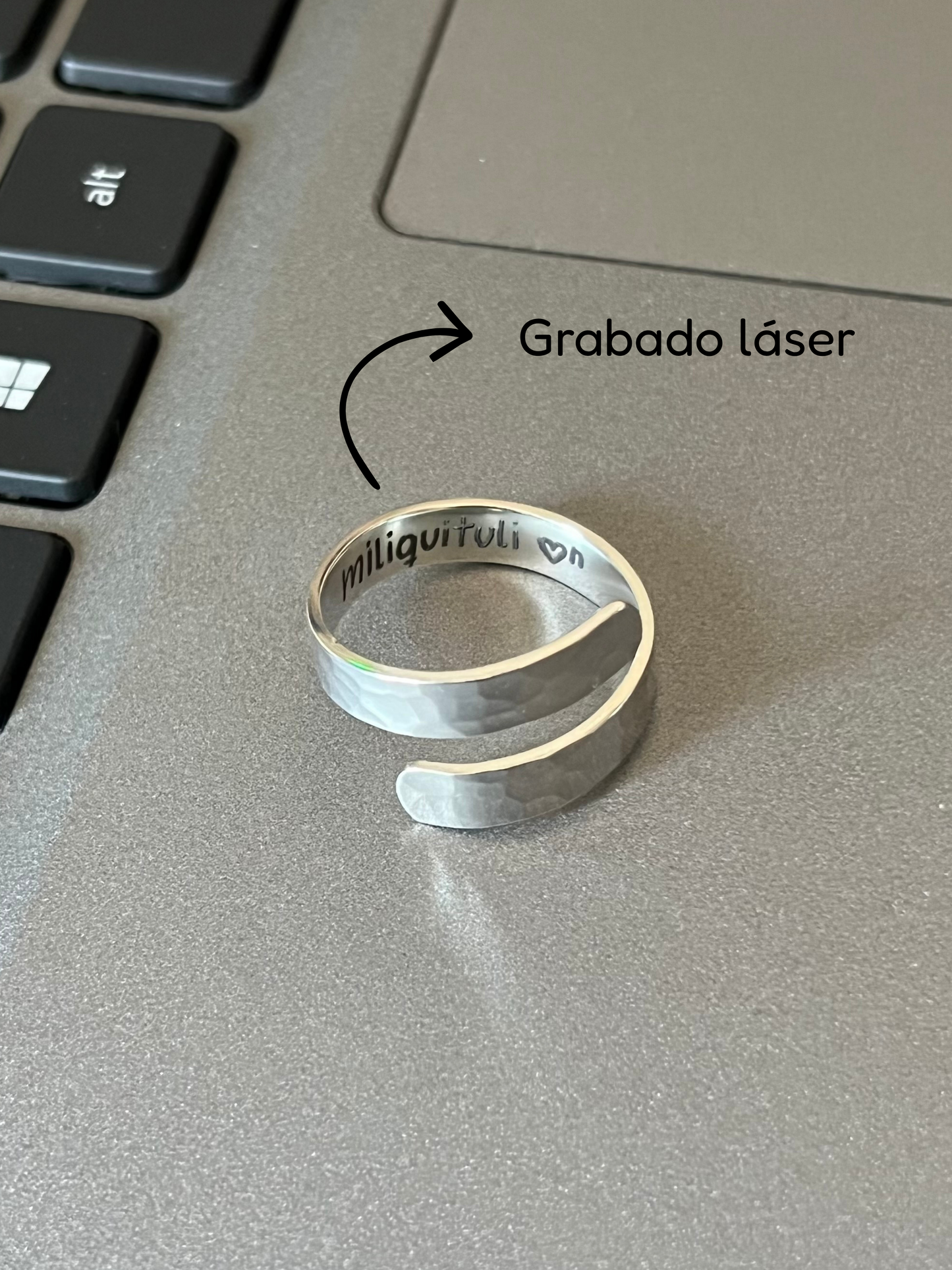Anillo enrollado texturado grabado