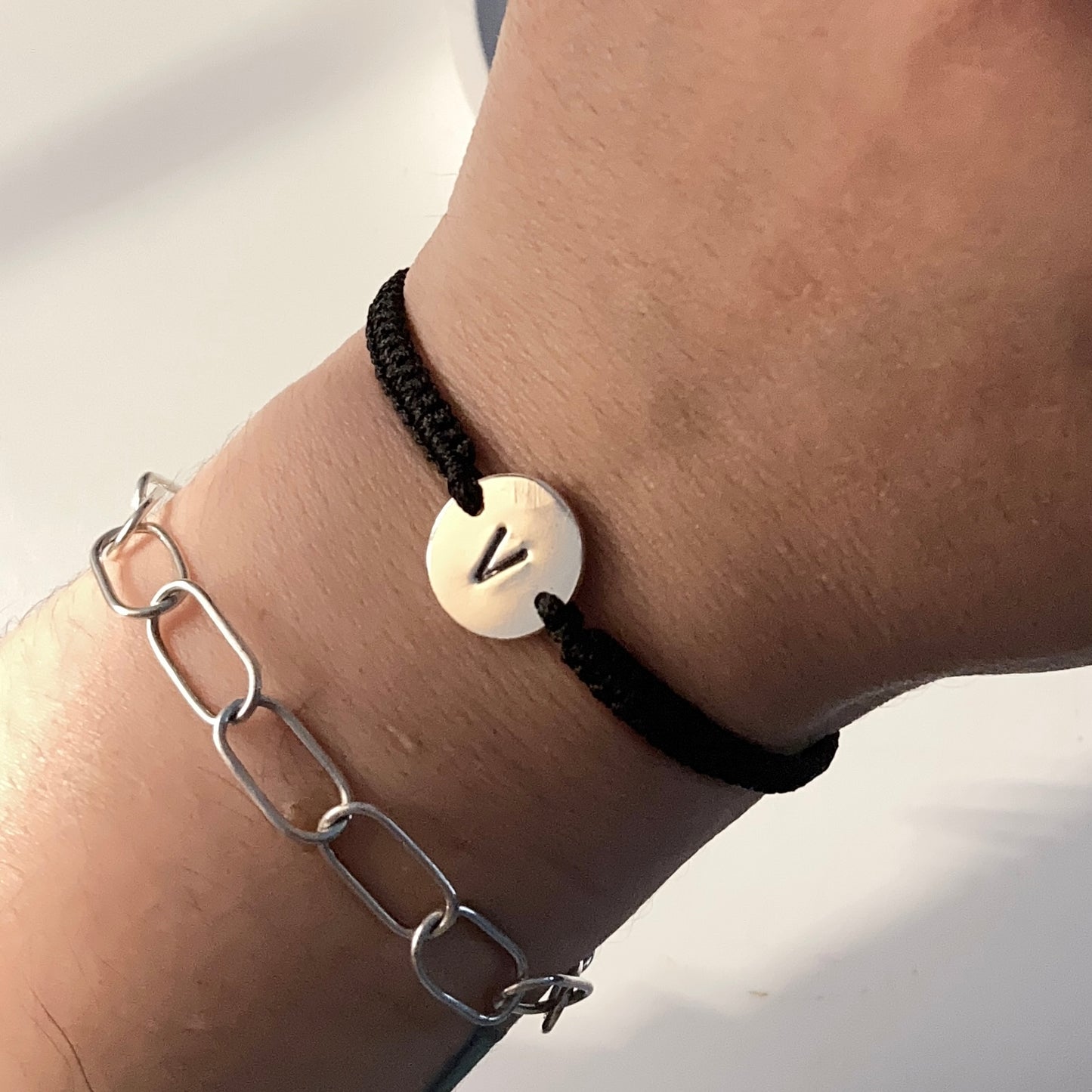 Pulsera trenzada con inicial