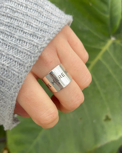 Anillo ancho grabado