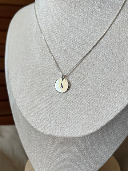 Dije clásico con inicial