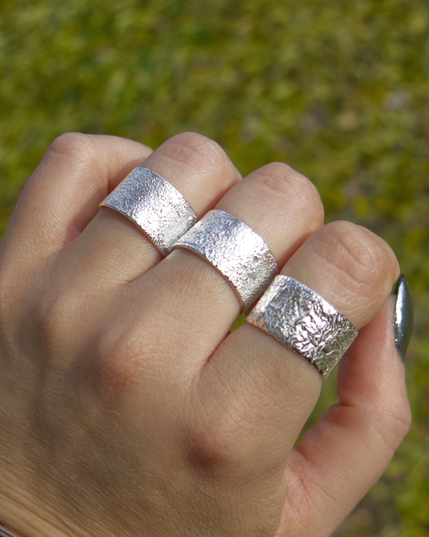 Anillo ancho reticulado