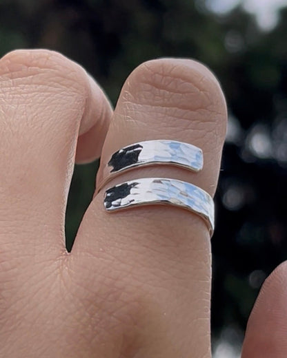 Anillo enrollado texturado grabado