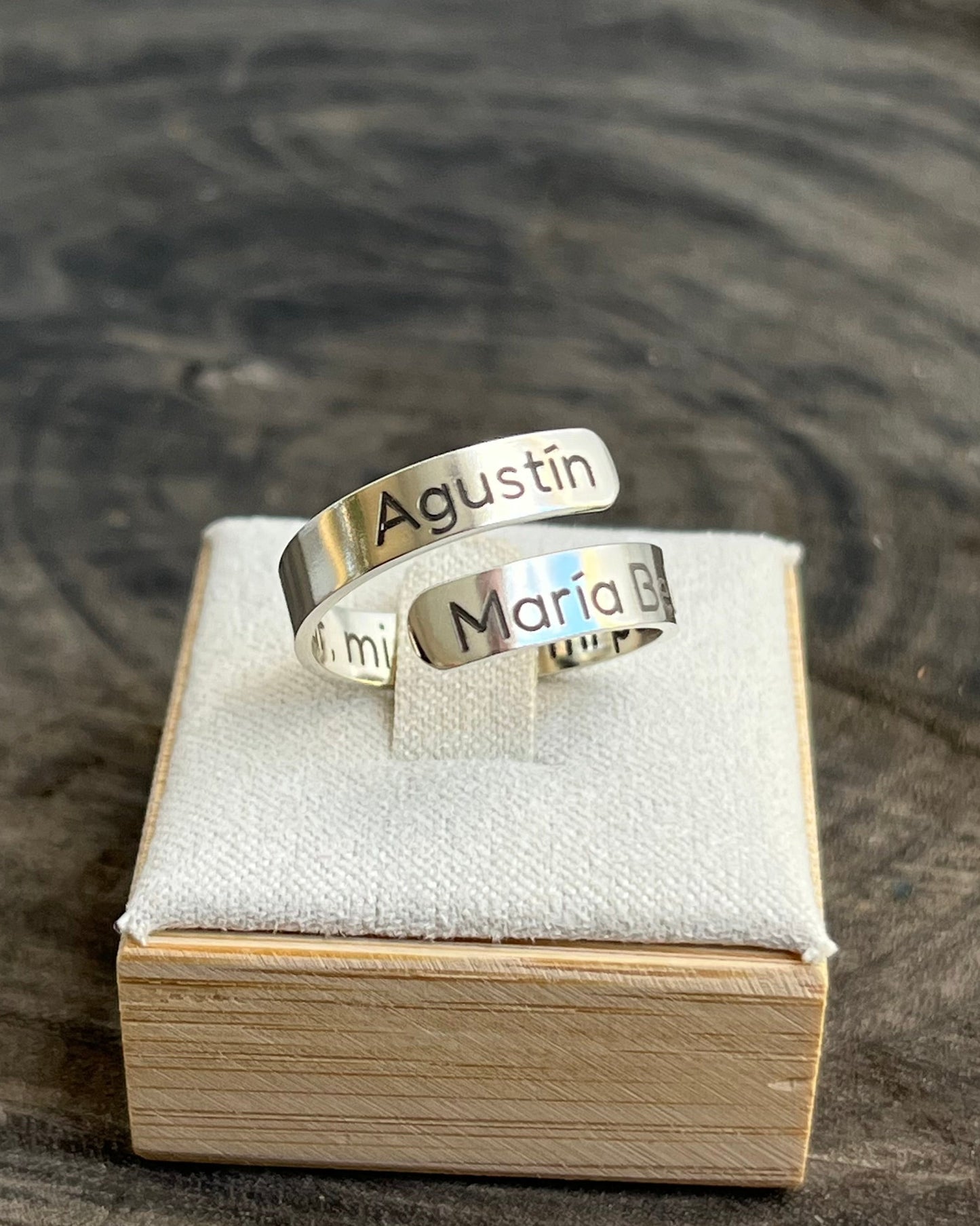 Anillo enrollado grabado
