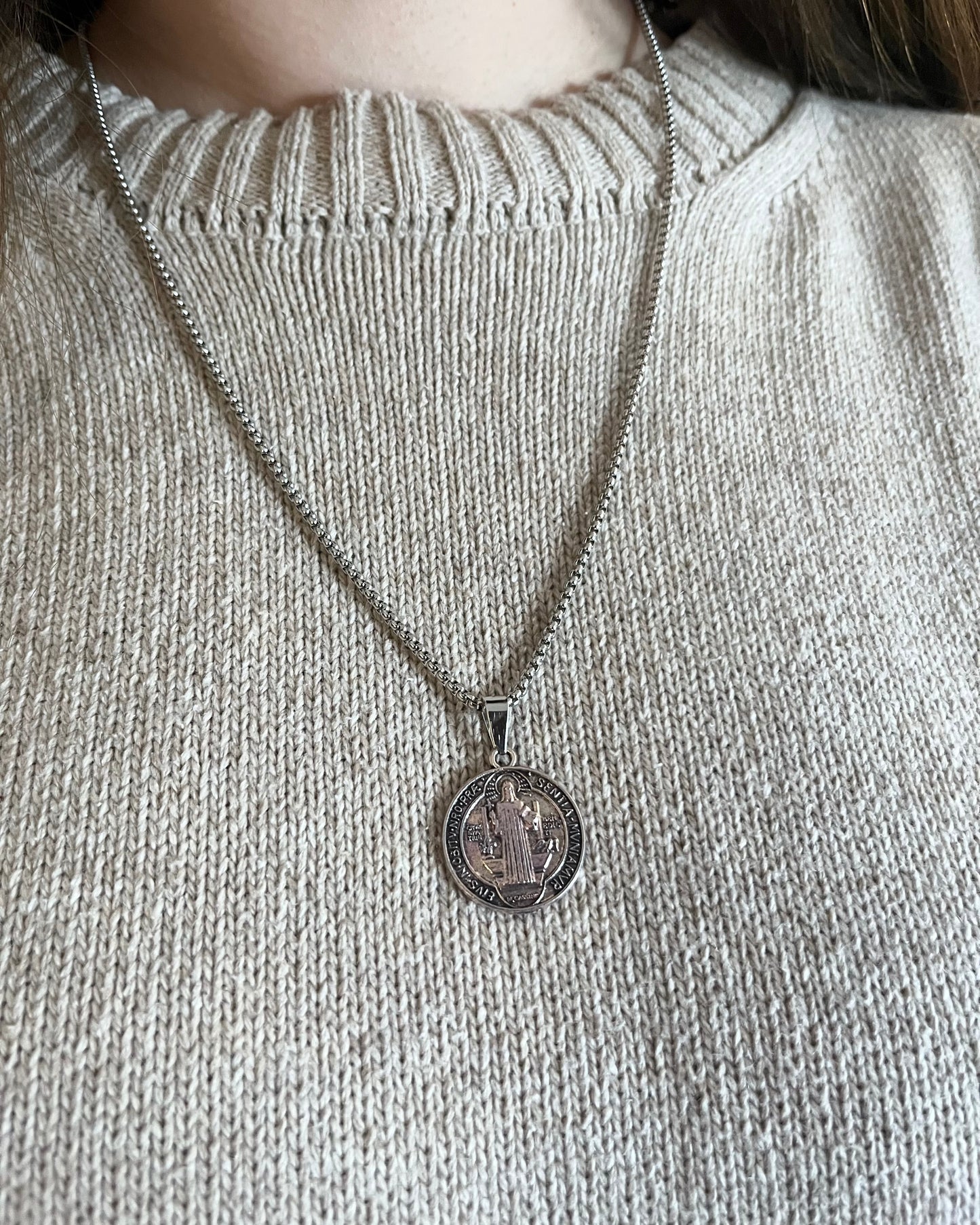 Dije San Benito de acero con cadena