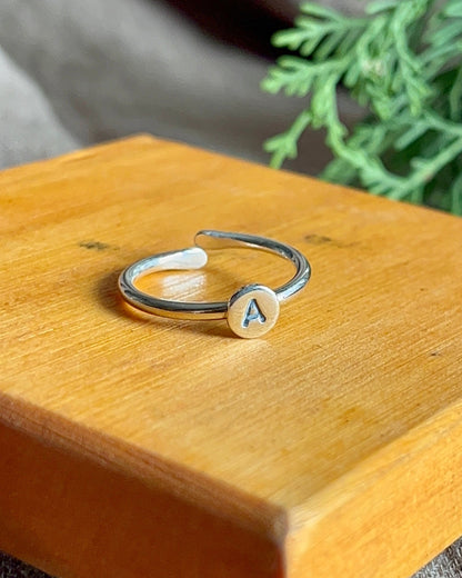 Anillo con inicial grande