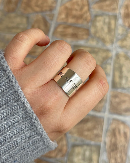 Anillo ancho grabado