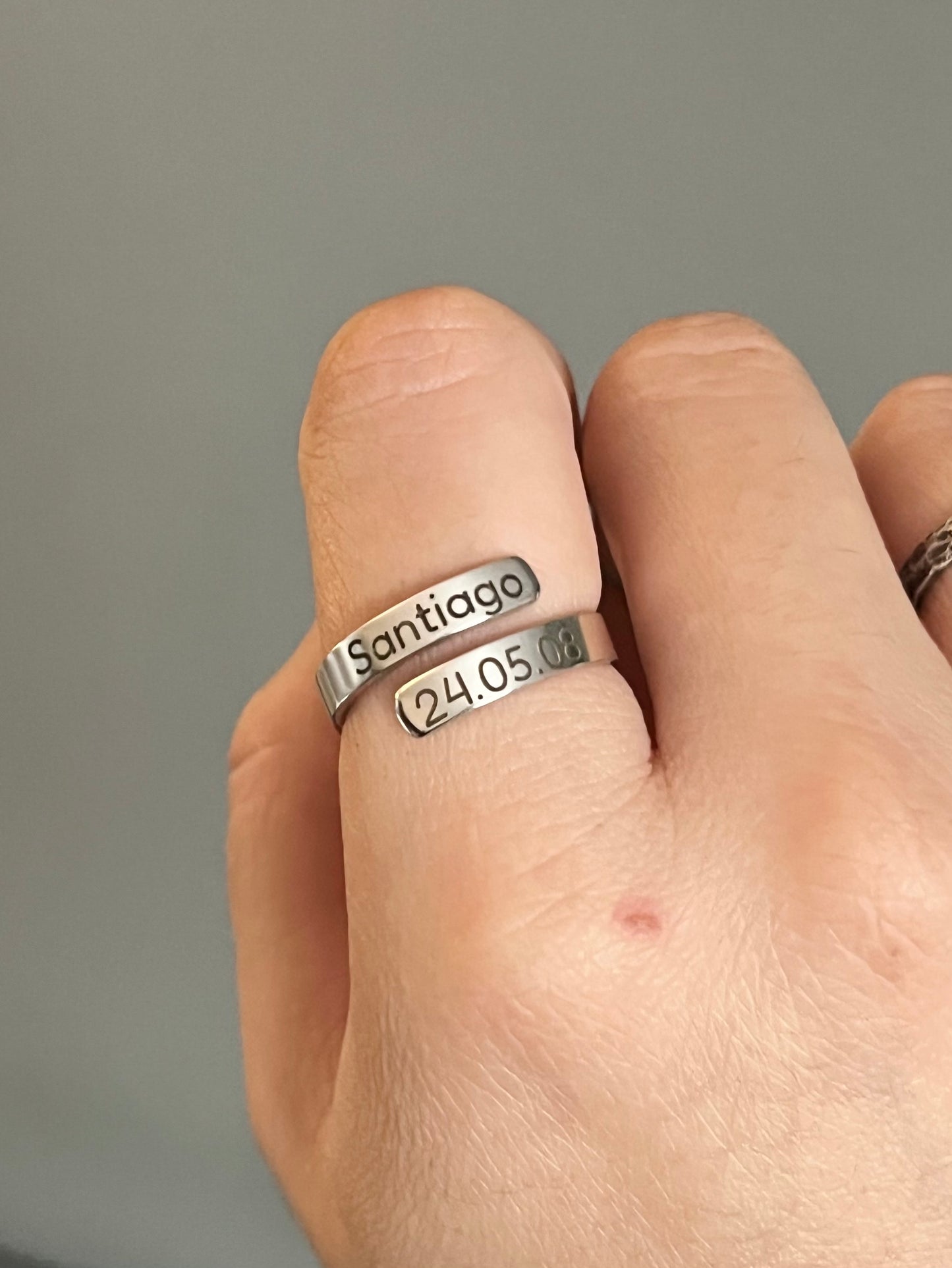 Anillo enrollado grabado