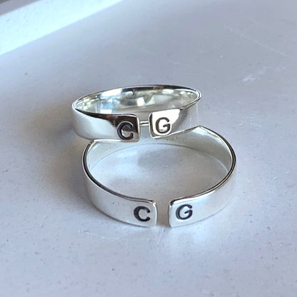 Anillo simple con iniciales en extremos