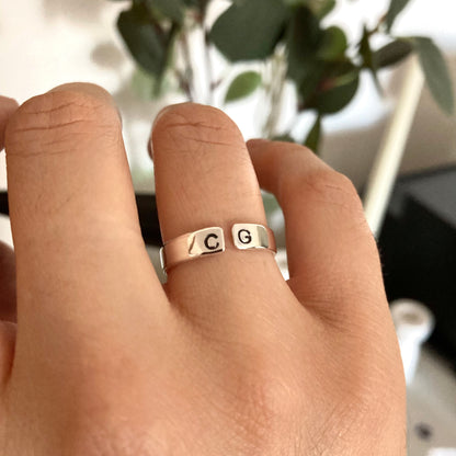 Anillo simple con iniciales en extremos