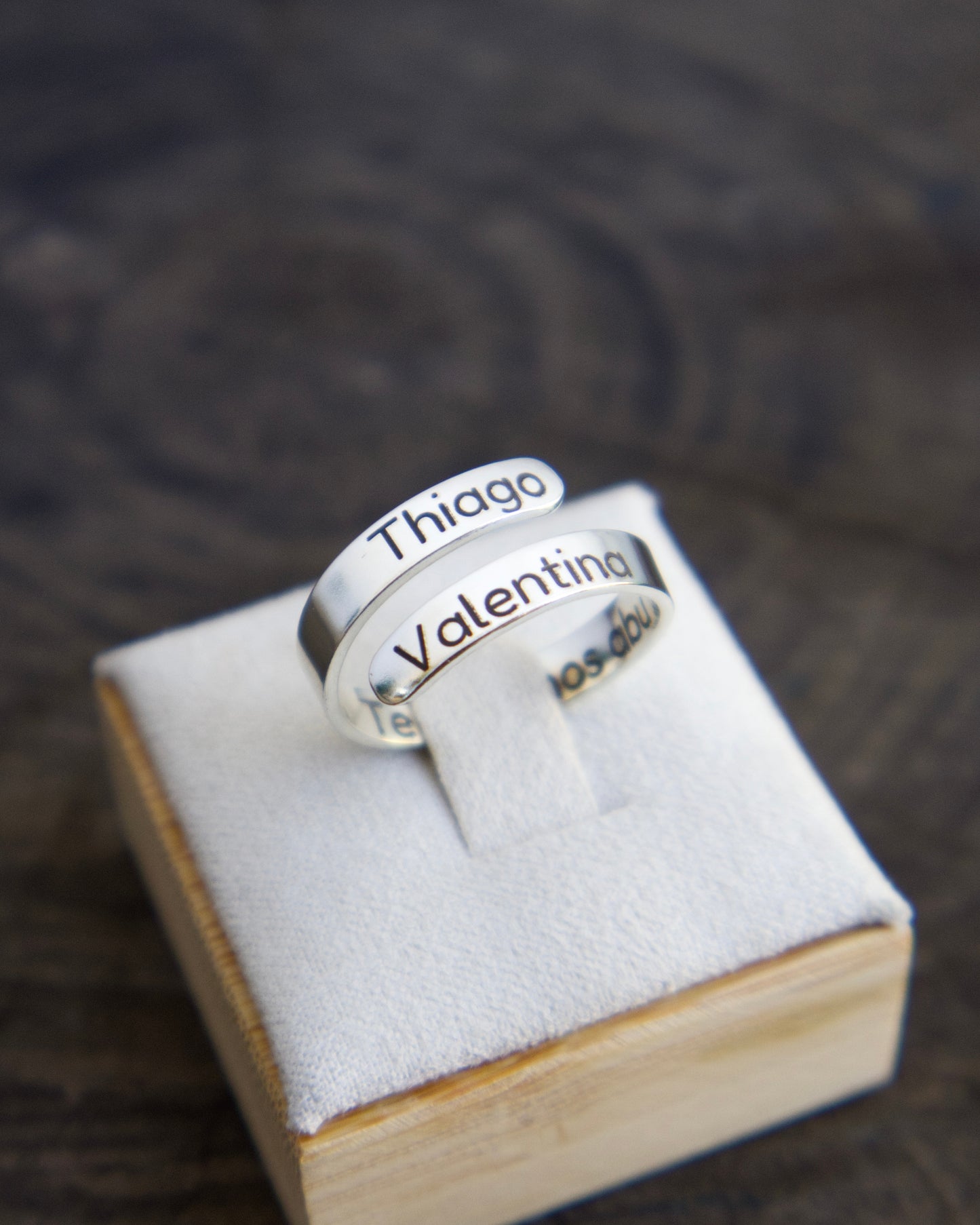 Anillo enrollado grabado