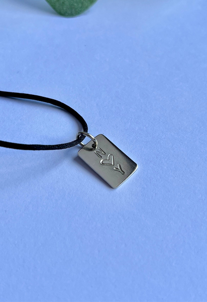 Dije rectangular con iniciales