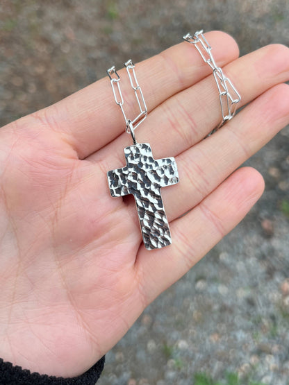 Dije cruz martillada