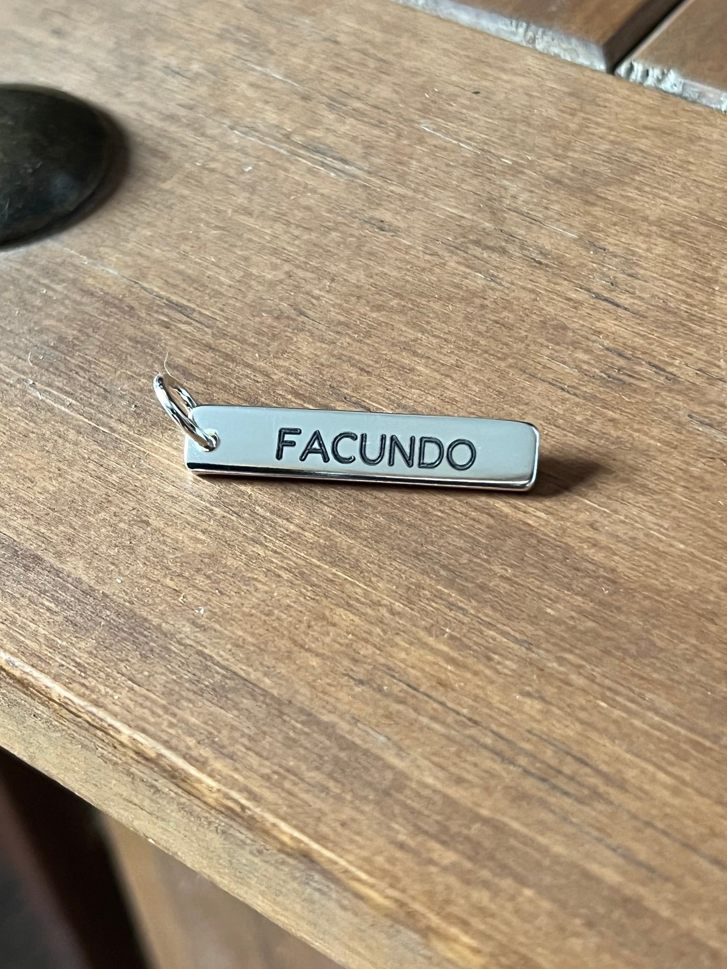 Dije largo grabado