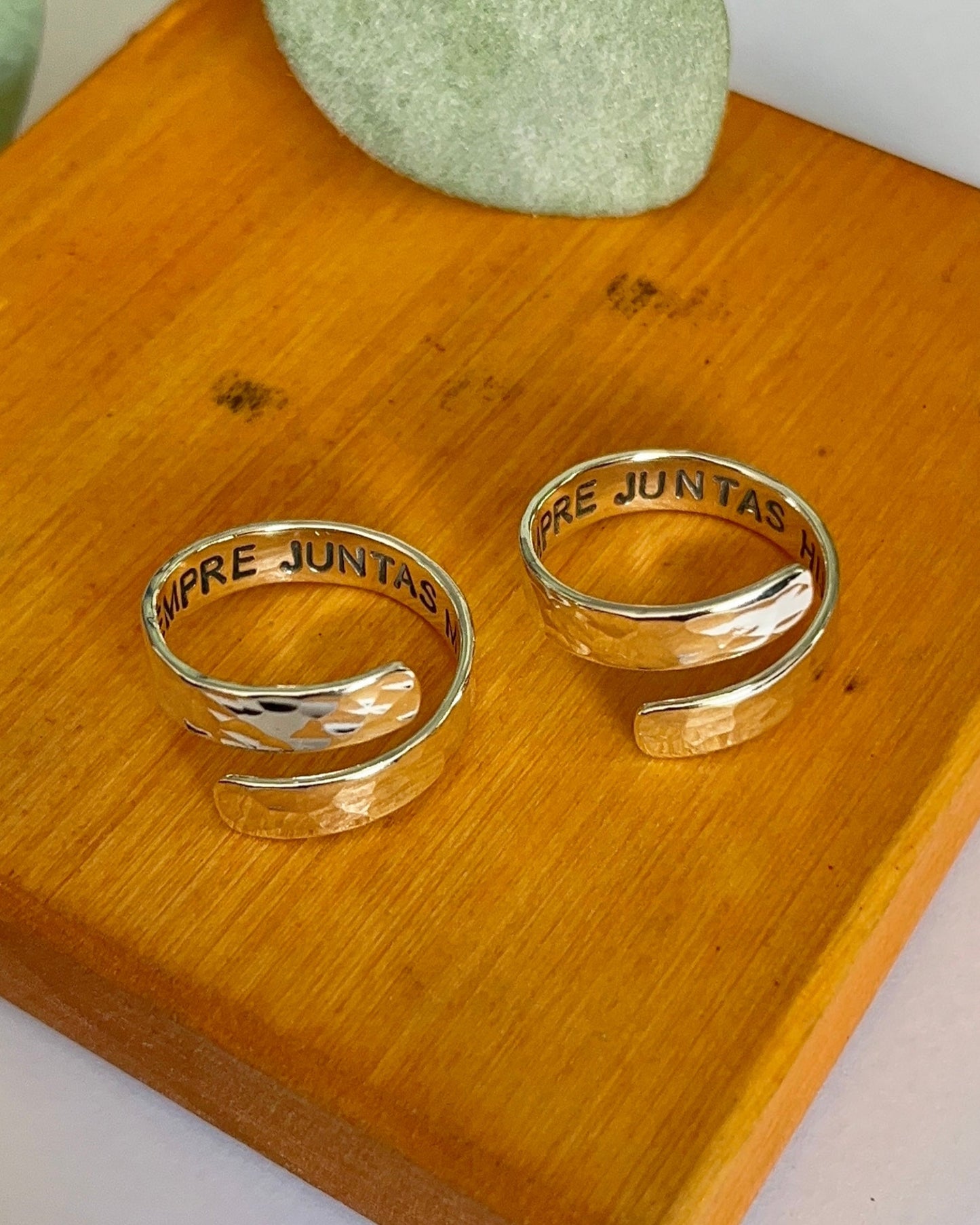 Anillo enrollado texturado grabado