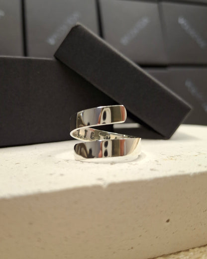 Anillo enrollado grabado