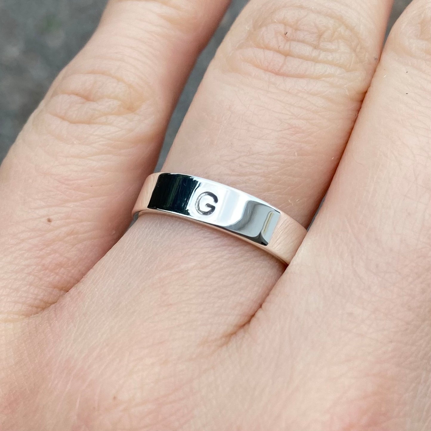 Anillo cinta con inicial